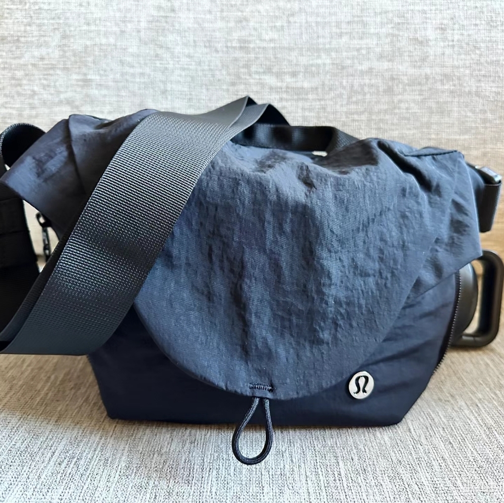 curved crossbody bag 3L black